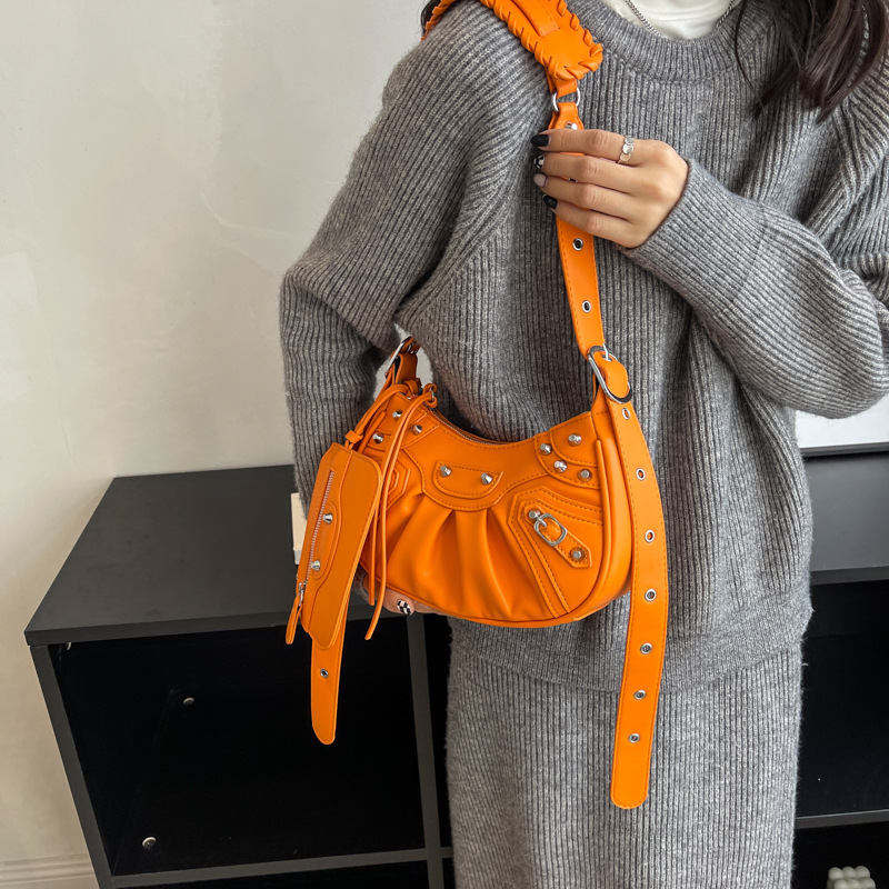 Bag Women's 2022 New Vintage Rivet Bike Bag Fashionable Underarm Pleated Crescent Mother Single Shoulder Crossbody Bag