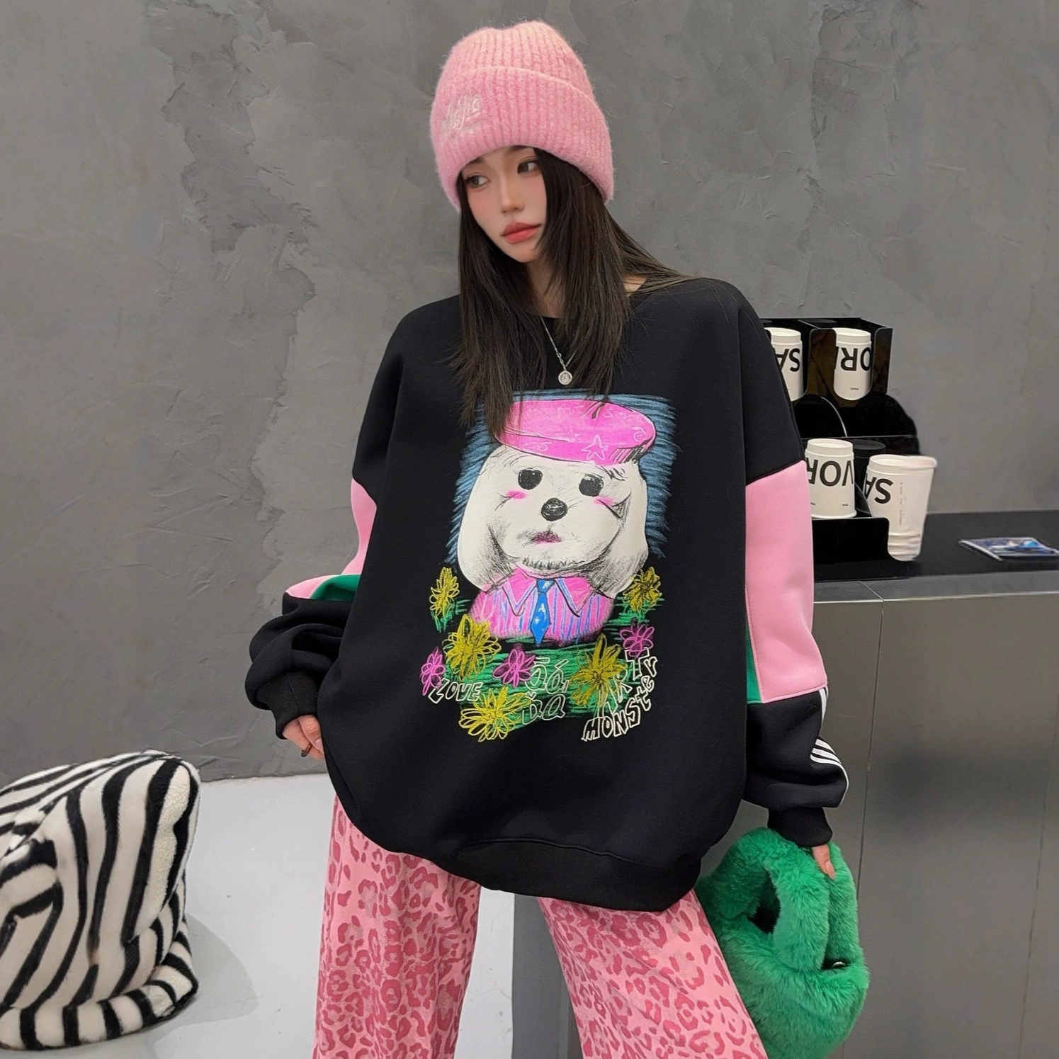 Уникальная бархатная толстовка для женщин, осень-зима 2025, новый модный стиль, уменьшающий возраст топ с мультяшными граффити