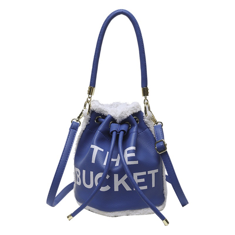 Bolsa de cubo portátil para mujeres 2022 transfronteriza nueva moda impresa carta bolso nicho diseño felpa bolsa de mensajero