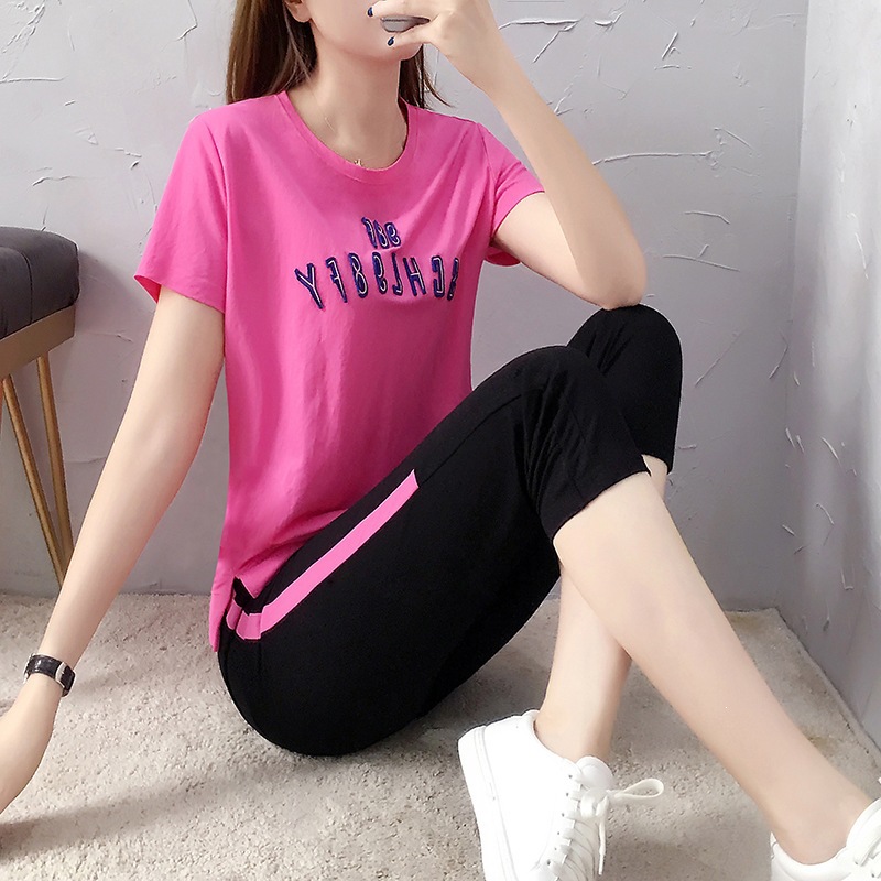 Completo sportivo casual da donna estate 2026, elegante completo a due pezzi con top a maniche corte e pantaloni capri larghi._voghion.com