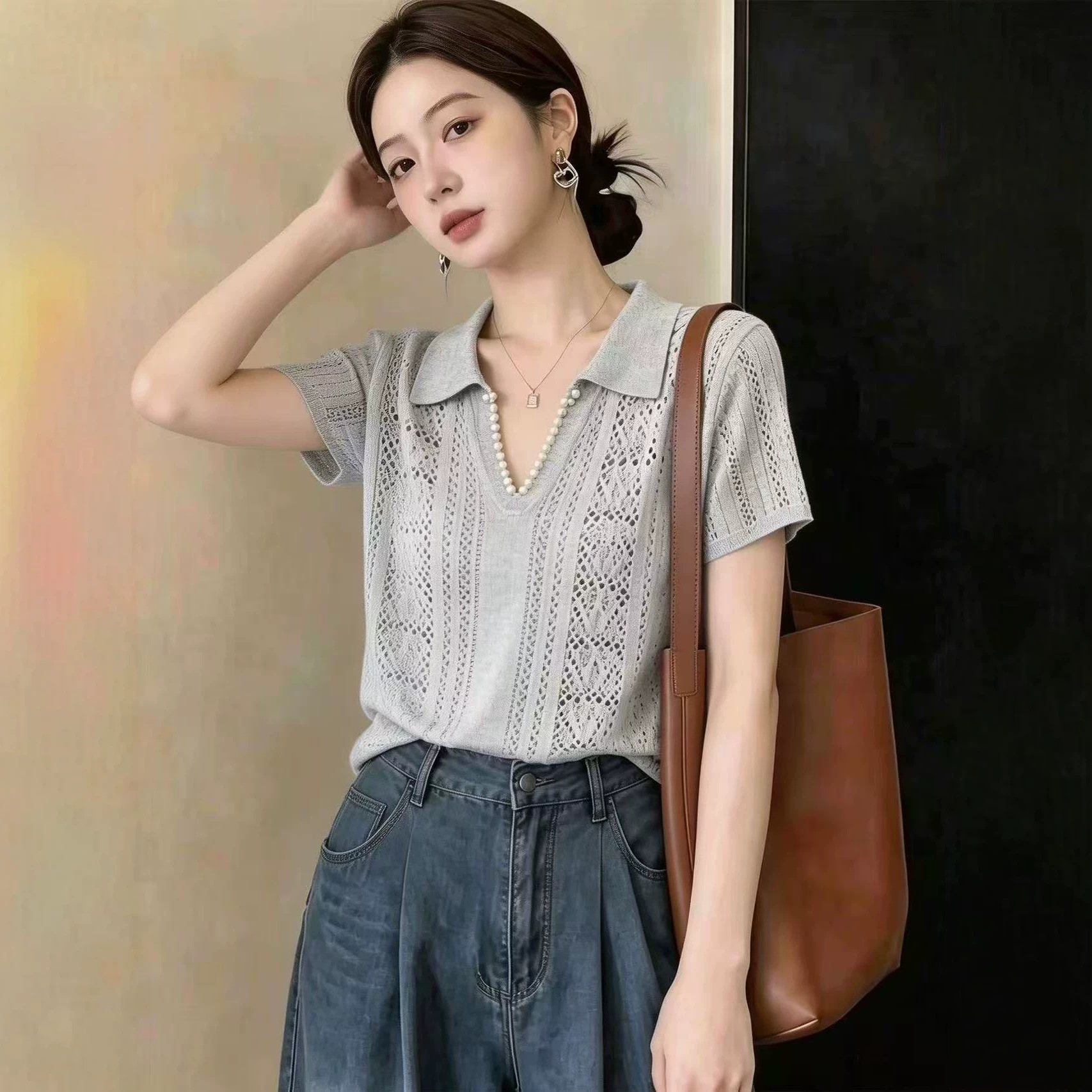 Áo thun nữ cổ V ngắn tay chất liệu len lạnh dệt kim họa tiết xuyên thấu — màu xám chi tiết 1