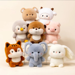 オリジナルのテーブルのお人形の置物が可愛いぬいぐるみのお人形の装飾品に合わせて勉強します。