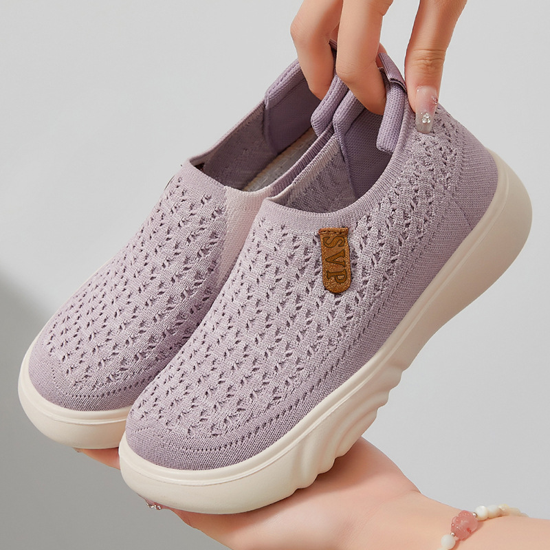 Zapatos de mujer con suela suave no cansen los pies, nuevos zapatos de tela de verano de Beijing viejos zapatos de madres de mediana edad y zapatos casuales. image 1