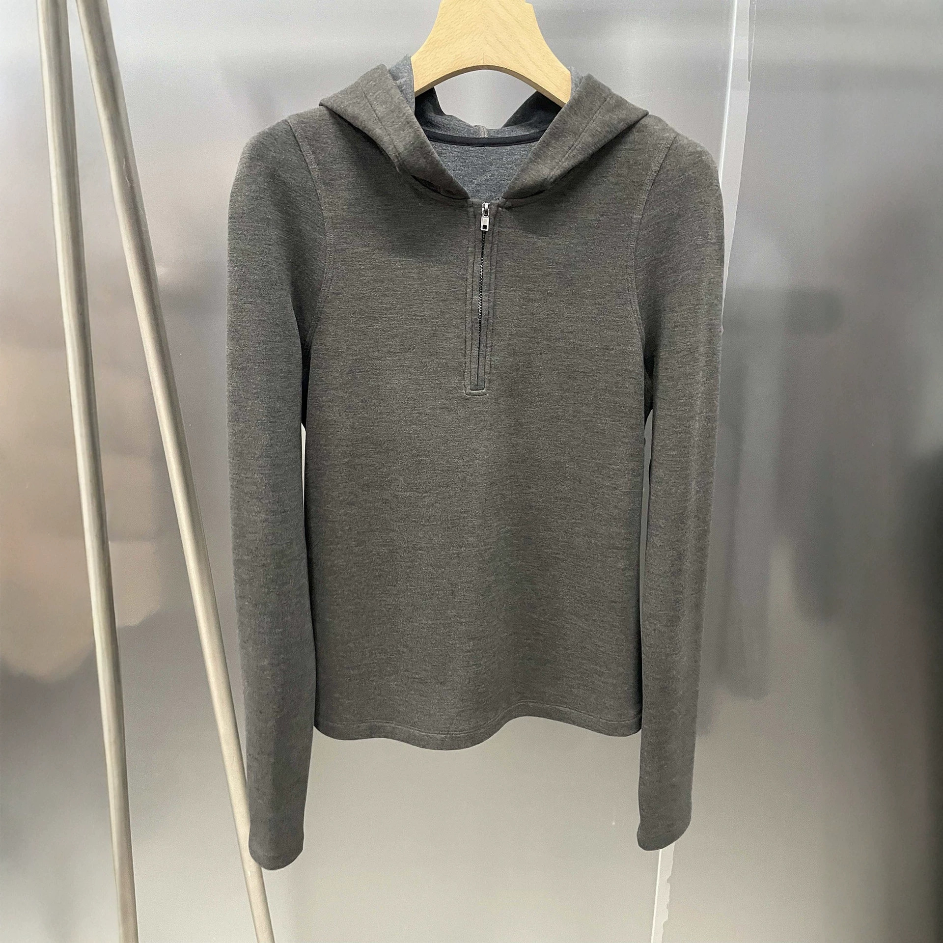Versatile hooded top for women, autumn 2026, slim fit, short style, simple and elegant long-sleeved knit sweatshirt.