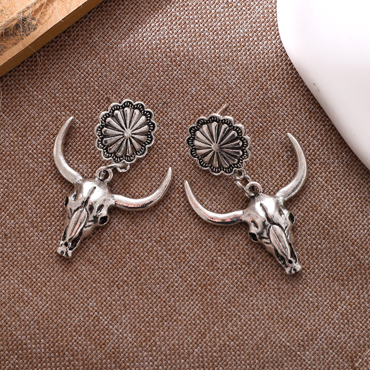 1 Pair Classic Style Cattle Alloy Drop Earrings display picture 2