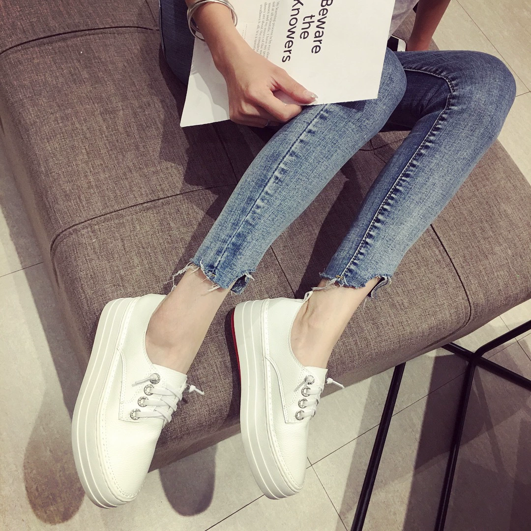 Оглядываясь назад на красную шнуровку, маленькие белые туфли, женские туфли