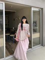 韓国系の怠惰なピンクのストライプのアルファベットの長袖tシャツの女性の夏のデザイン感のゆったりした薄いタイプの日焼け止めのブラウスの上着