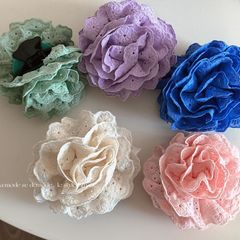 甘いレースの花の髪のつかみの中号の優しい花の半分は後頭部を刺して新しい髪飾りを出します。