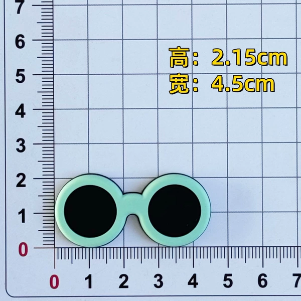Light green sunglasses (height 2.15*width 4.5)