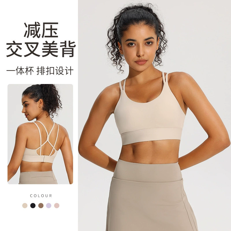 Полное спортивное нижнее белье с тонкой полосой