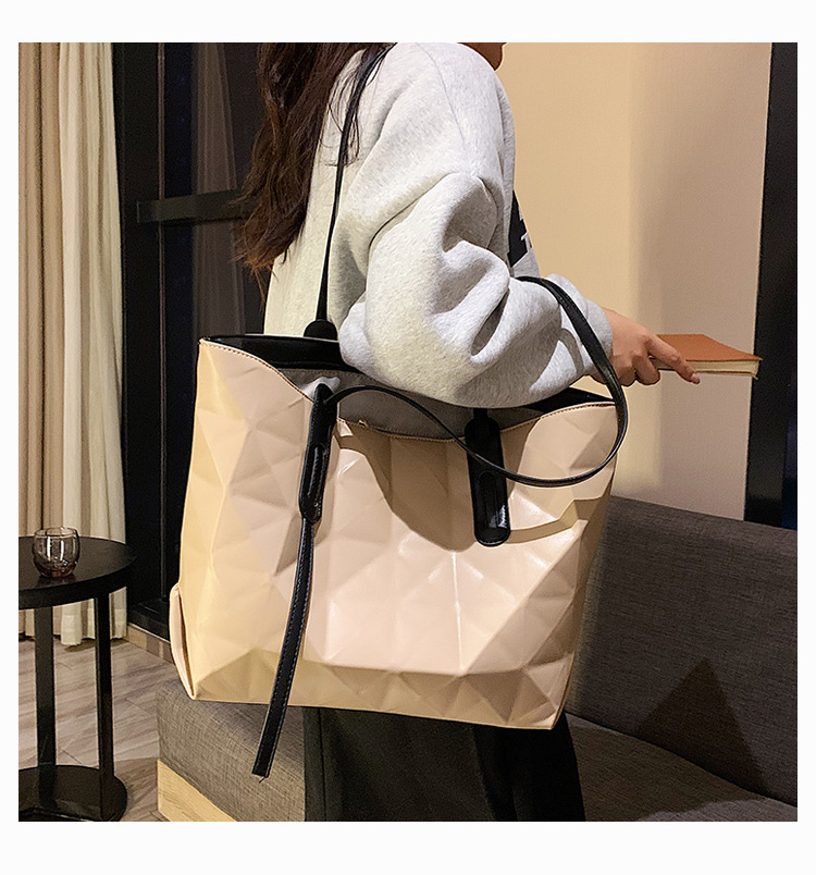 Large Bag Female Autumn And Winter Shoulder Female Bag Solid Color Rhombus Hand Bag display picture 7