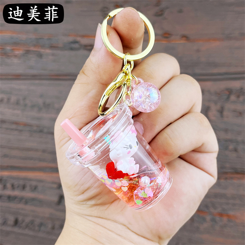 Taza de té con leche de gato y sofá rosa