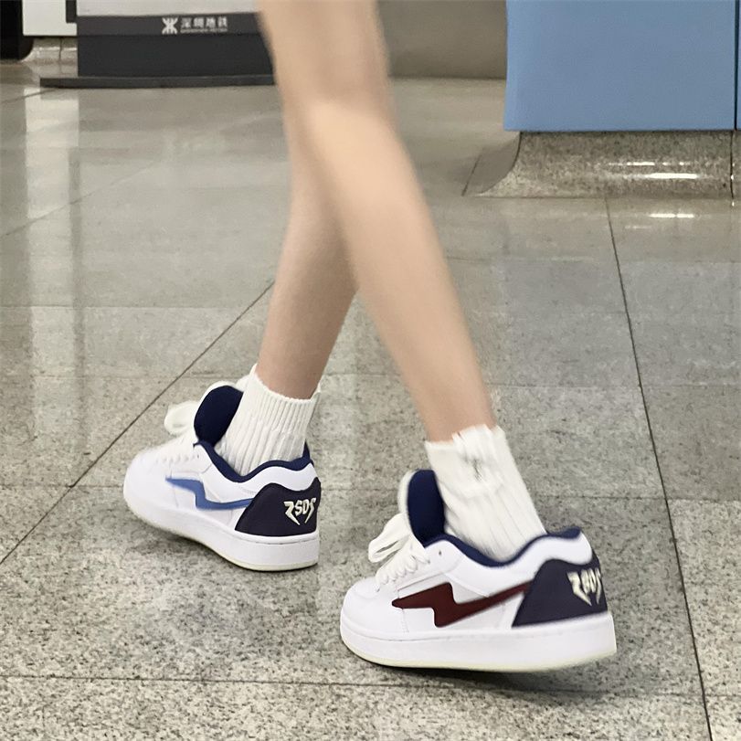 Zapatos blancos de suela gruesa para mujeres 2025 verano nuevo estilo de malla transpirable moda versátil ligero aumento de altura zapatos deportivos casuales