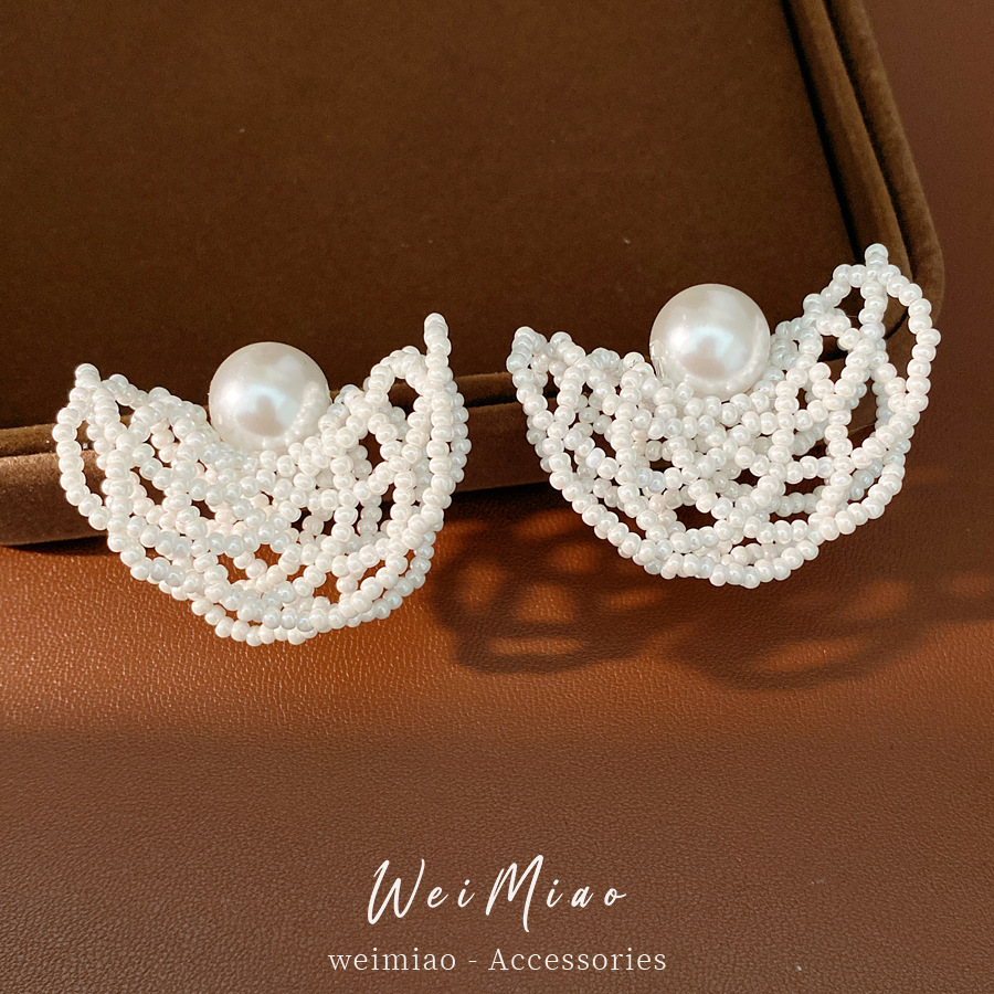 Agujas de plata cuentas huecas perlas redondas personalidad temperamento nicho pendientes de lujo ligero de alto nivel sensación de pendientes mujeres