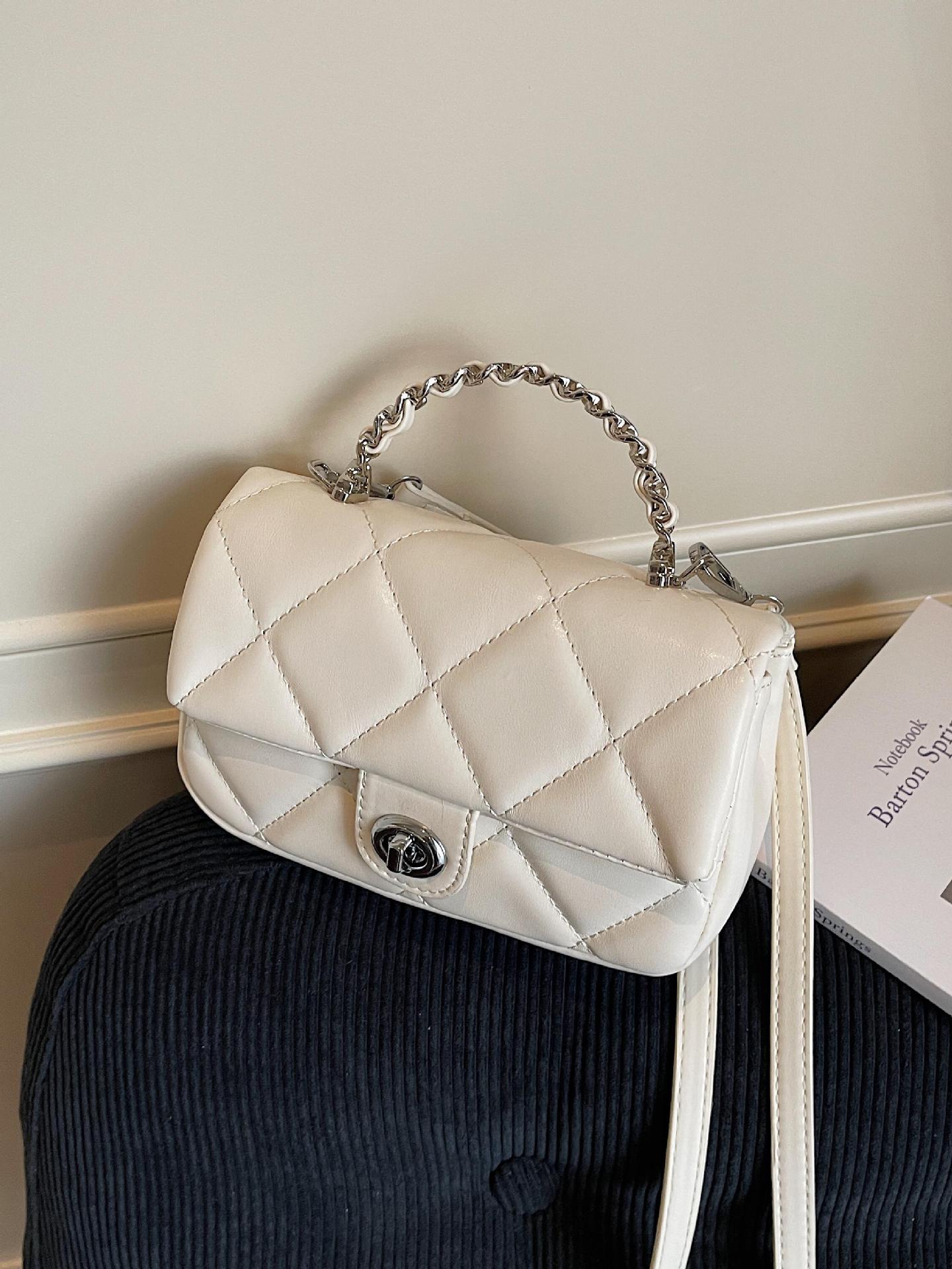 Este año, la popularidad de bordado de diamante es una pequeña bolsa de viento fragante para mujeres 2025, una nueva bolsa de mano universal, una bolsa de hombro.