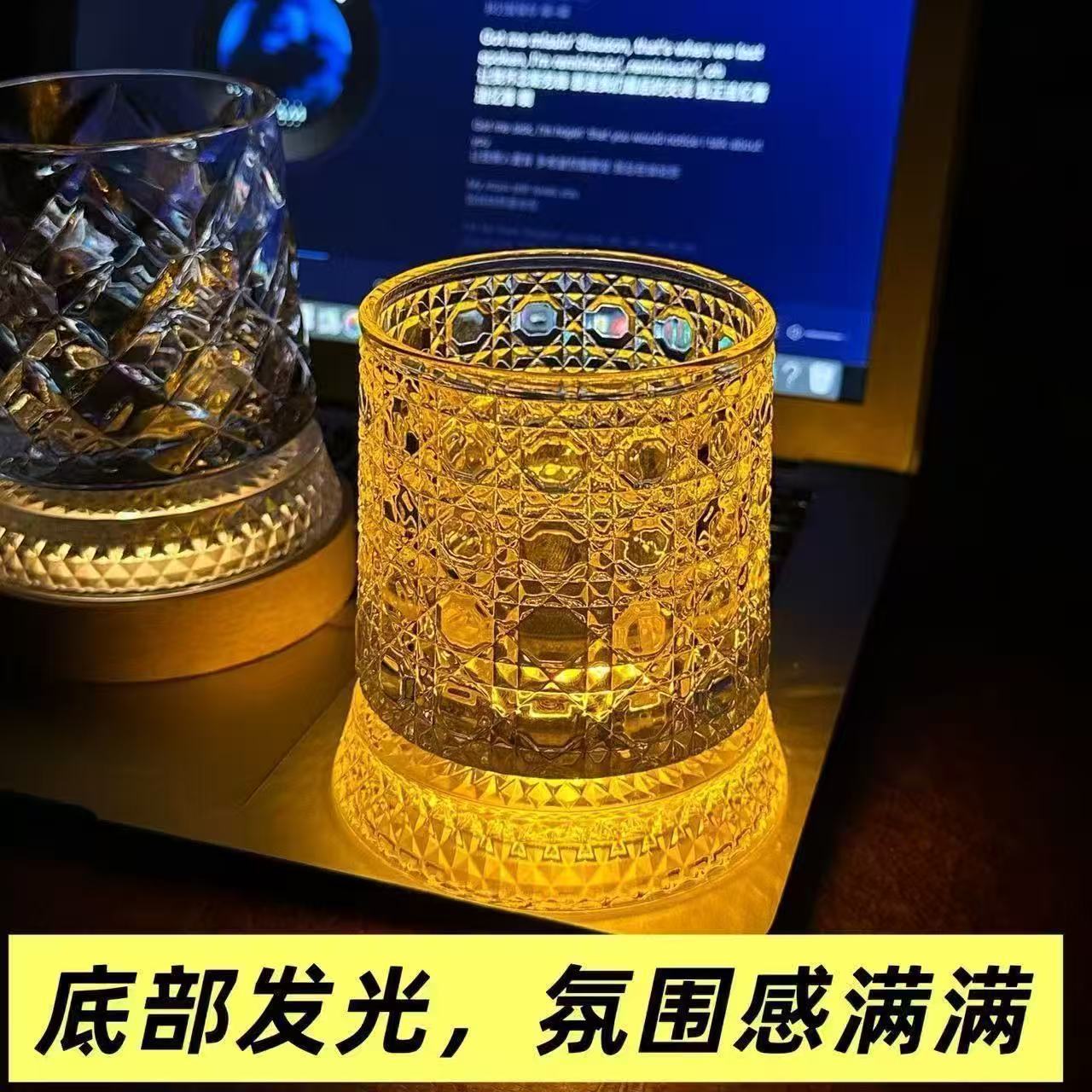 Vaso de whisky de alto valor con base explosivo vaso de vidrio luminoso giratorio tumbler vaso de cerveza giratorio vaso de agua