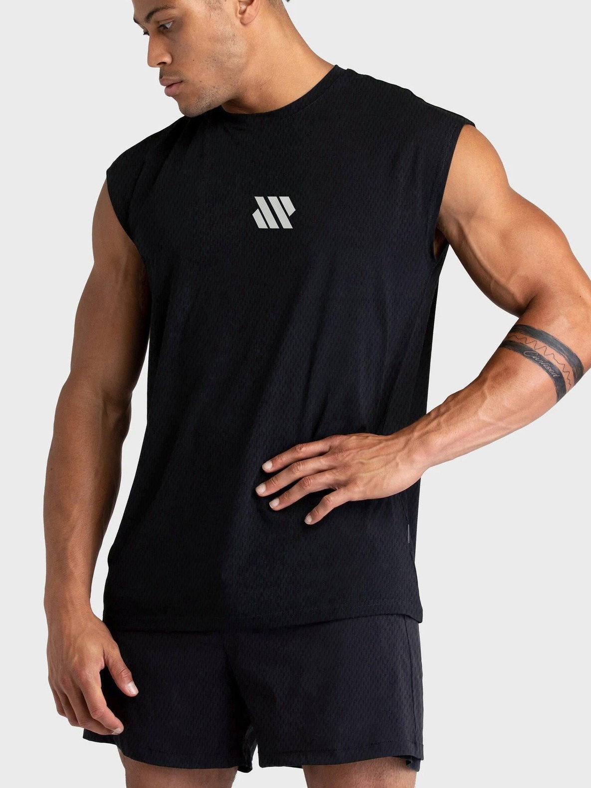 Camiseta de hombro ancho para hombres de verano chaleco de fitness de malla entrenamiento de ropa de fitness relajado chaleco de Maratón de marea de cuello redondo