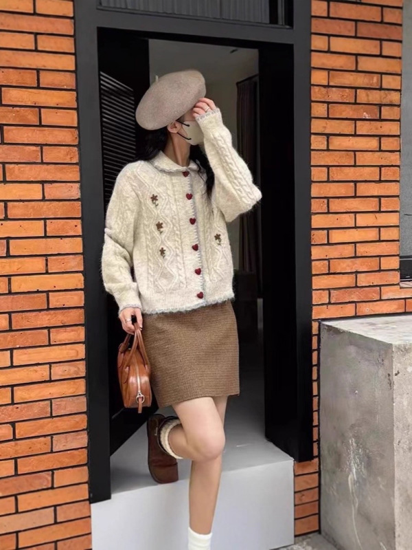 花朵刺绣韩系软糯甜美复古羊毛混纺针织开衫秋冬撞色娃娃领毛衣女|undefined