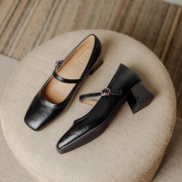 2026 primavera nuevo estilo de botón de talón medio zapatos de mujer redonda tacones gruesos temperamento viaje zapatos de cuero pequeños