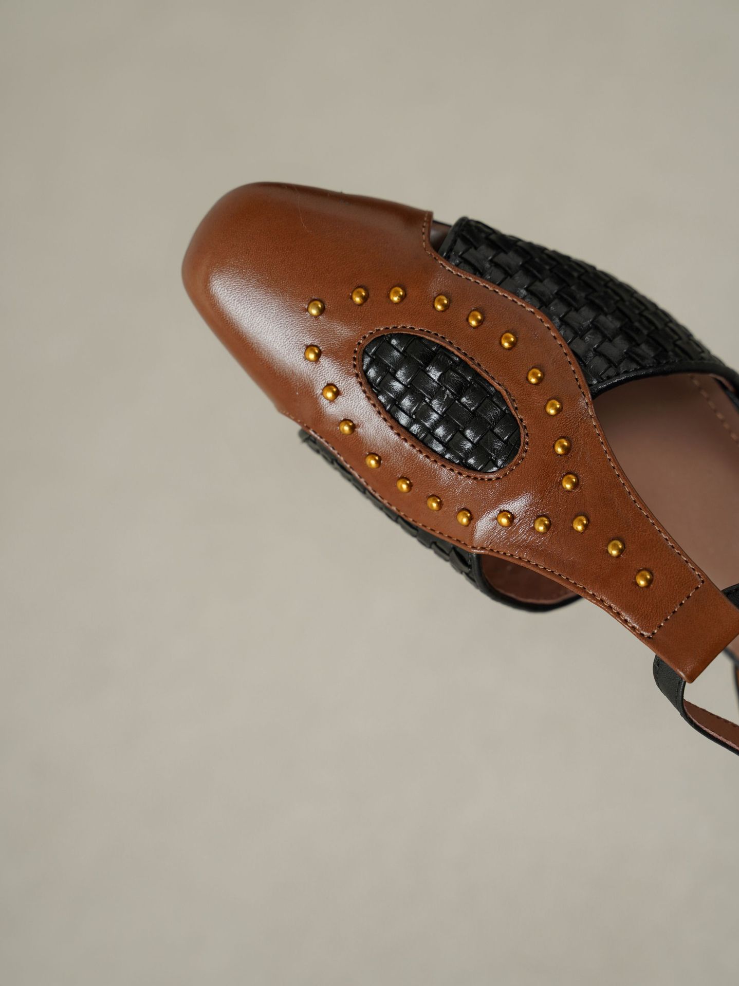 Sandal nữ mũi nhọn gót thấp da bò đinh tán phong cách La Mã — đen chi tiết 18