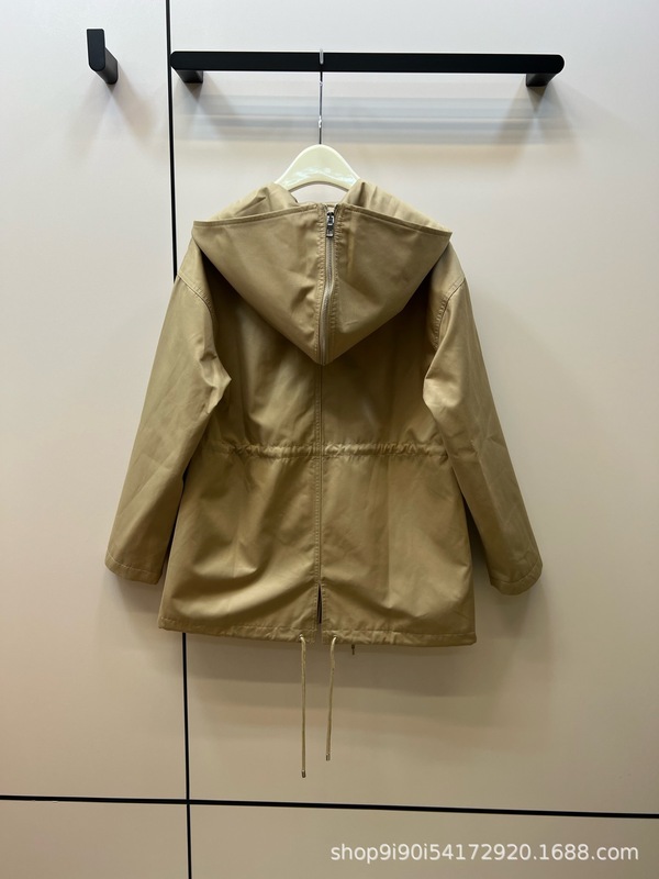 23早秋の新商品の定番ロゴのロゴと帽子の紐を引いて腰のコートの帽子を収めてマントのデザインを開くことができます。|undefined