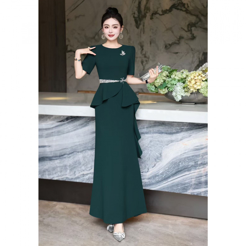 Elegant and Noble Wedding Banquet Gown, Long Dress for the Mother of the Bride and Mother-In-Law, with Rhinestone Embellishments, Waist-Cinching, Luxurious Dress Elegant and Noble Wedding Banquet Gown, Long Dress for the Mother of the Bride and Mother-In-Law, with Rhinestone Embellishments, Waist-Cinching, Luxurious Dress
