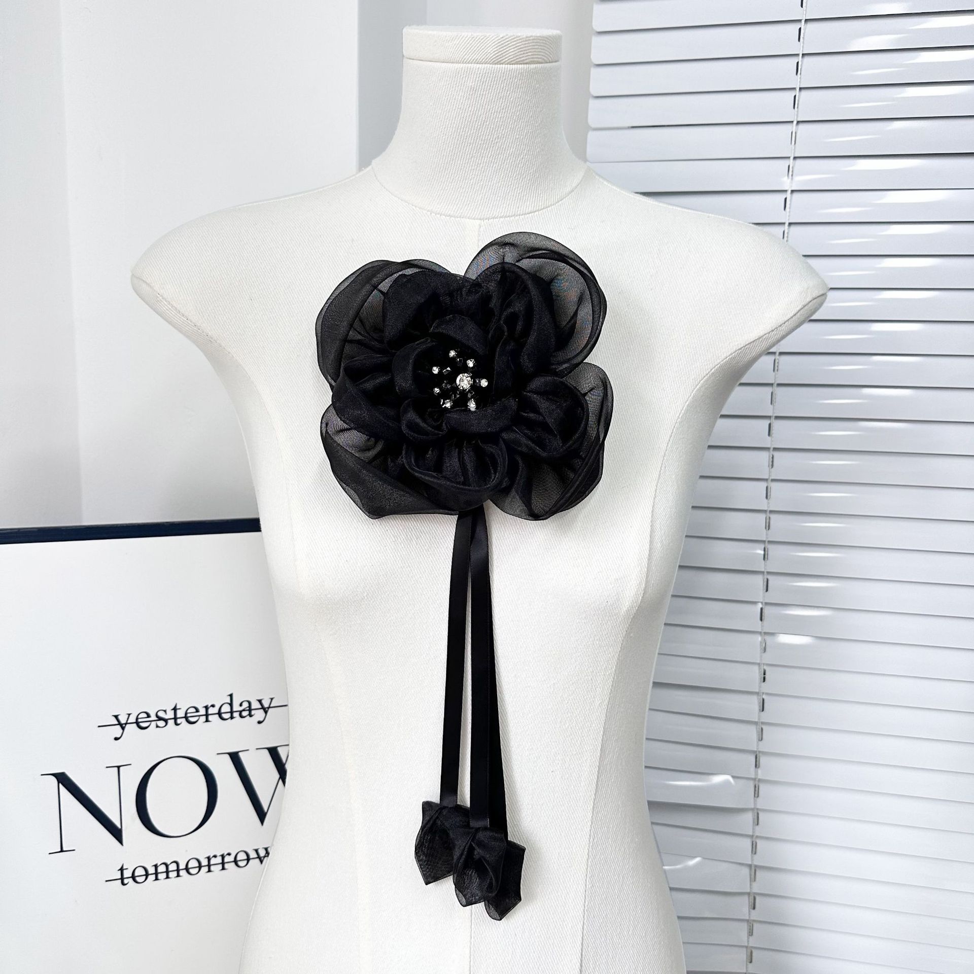 Fábrica al por mayor pequeñas flores estereoscópicas de ergena ornamentos de cabello trajes vestidos vestidos chaquetas adornados accesorios de flores de pecho