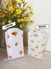 清新でシンプルなプラスチックの小さいアクセサリーの贈り物の袋の婦人服の子供服の店の手提げの袋は手を持って贈り物をします。
