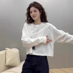 純綿の白い肩の短いtシャツの長袖の底のシャツの女性の2025春の丸首はゆったりしていてやせている上着のinsが湿っています。