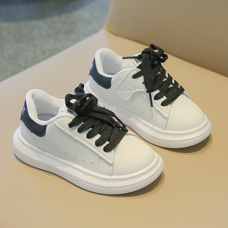Koreanische Version von lässigen Boardschuhen, große Jungen und Mädchen, kleines Weiß mit dicken Sohlen, neue Kinderschuhe für Frühjahr 2024_voghion.com
