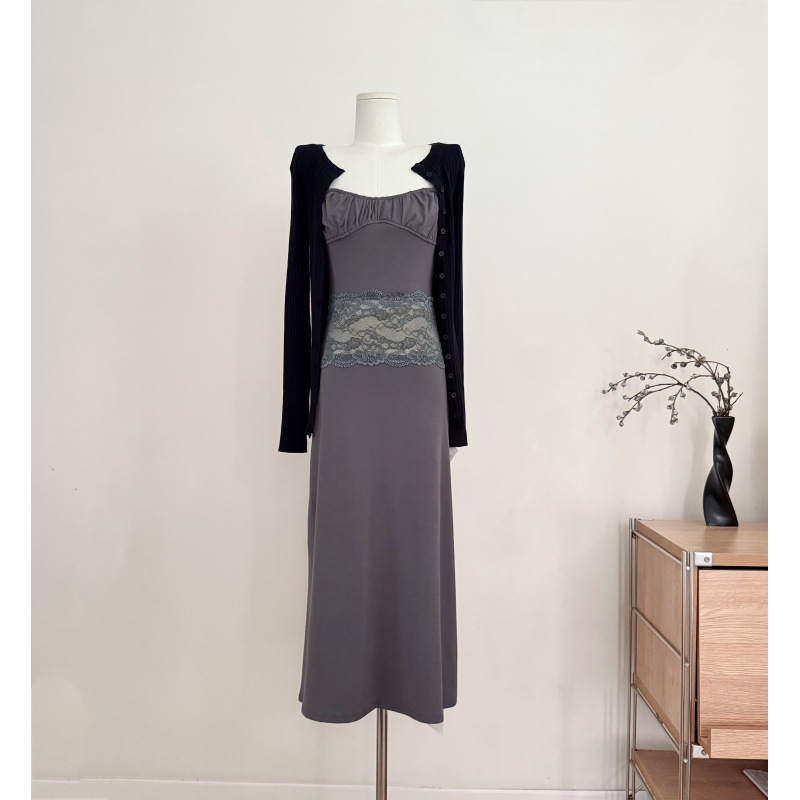 Norman Yi's greatest creation: the same lace camisole dress as worn by Jang Won-young, with a half-high collar and pleated knitted cardigan