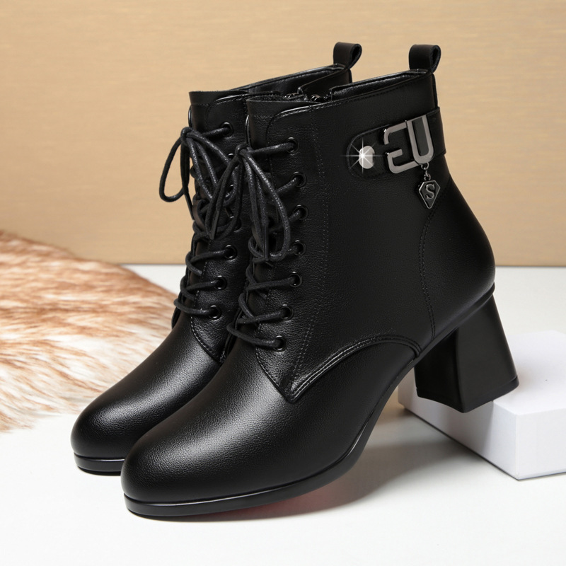 Fábrica al por mayor 2024 nuevas botas Martin de tacón medio zapatos de cuero forrados de lana de invierno de las mujeres botas cortas de cuero suave zapatos de madre transfronteriza