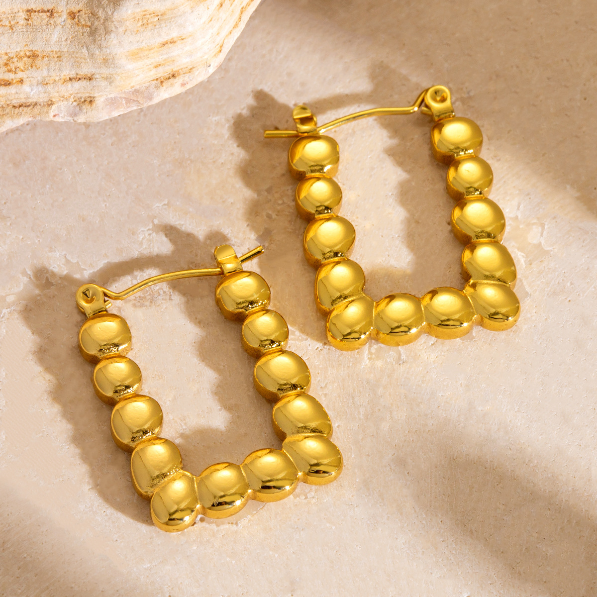 Pendientes de la serie de la industria pesada punk brillante diseño sólido textura de metal hebilla de oreja chapada en oro real de 18 quilates