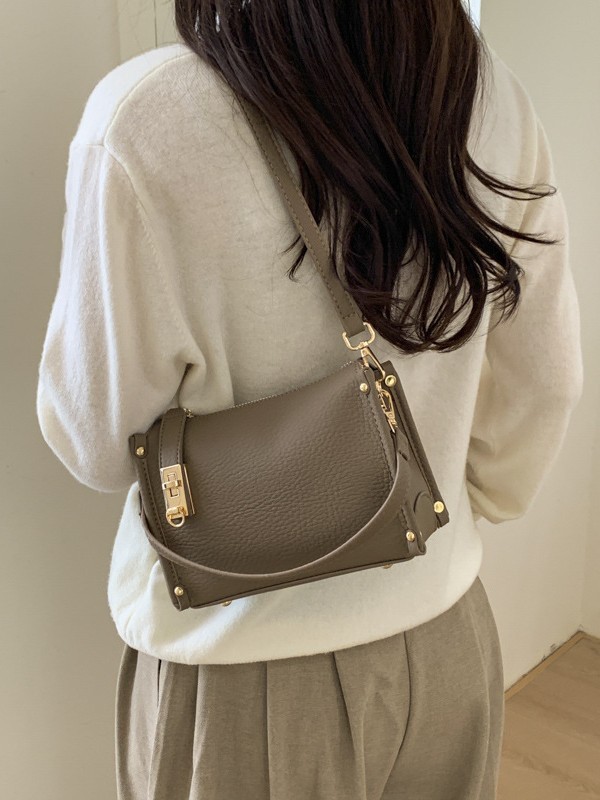 Nicho Zhong textura bolso de mujer 2026 nuevo remaches de gran capacidad simple de hombro simple bolso de brazo de viaje