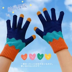 手袋の女性は冬にベルベットを厚くして防寒して保温します。