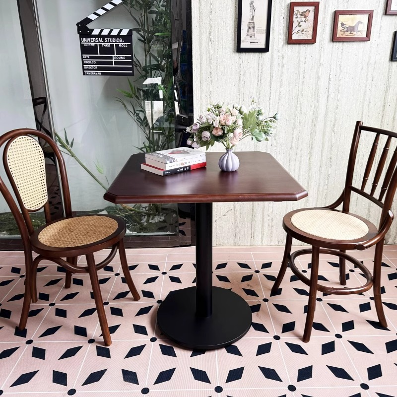 Mesa y silla de café retro combinación de dulces y sillas de panadería de leche y té, mesa de madera maciza, restaurante occidental americano, silla medieval