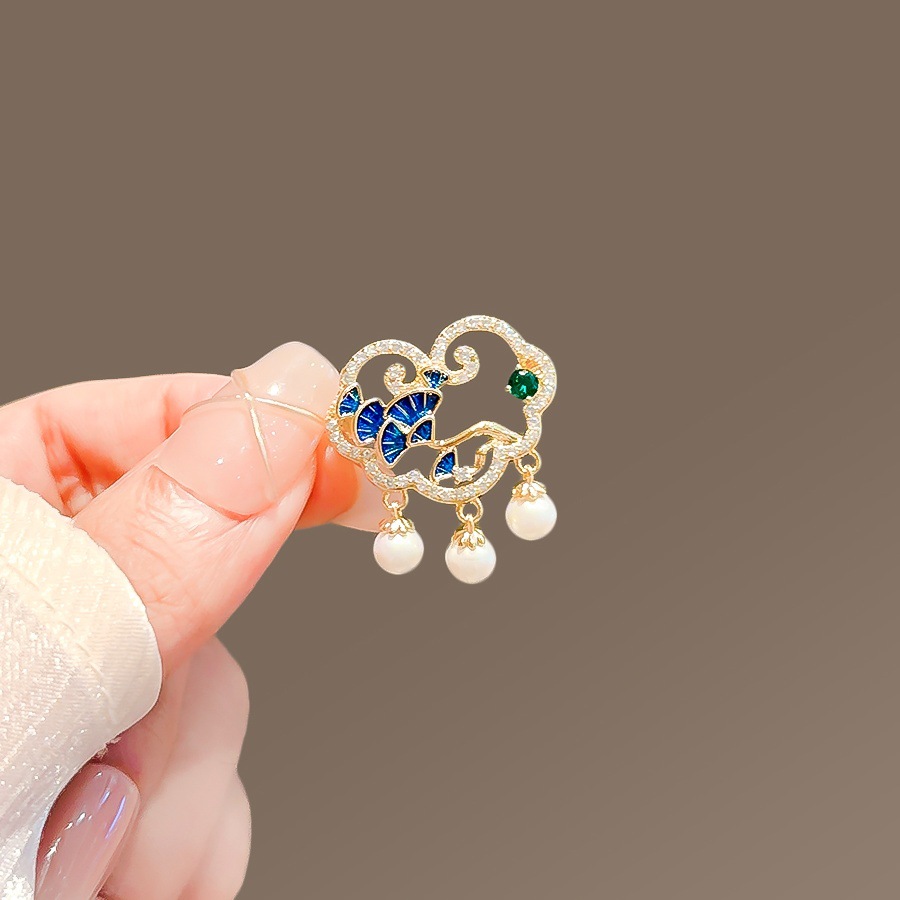 Ancient Style Auspicious Cloud Pine Leaf Tassel Exquisite Brooch High-End Women's Niche Design Pin Anti-Exposure Buckle Corsage Accessories