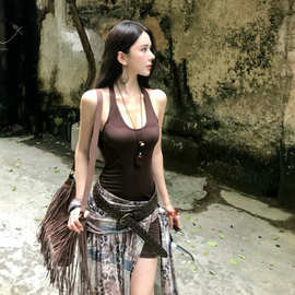 美拉德沙漠穿搭高腰显瘦辣妹连衣裙女褶皱拼接豹纹挂脖度假长裙
