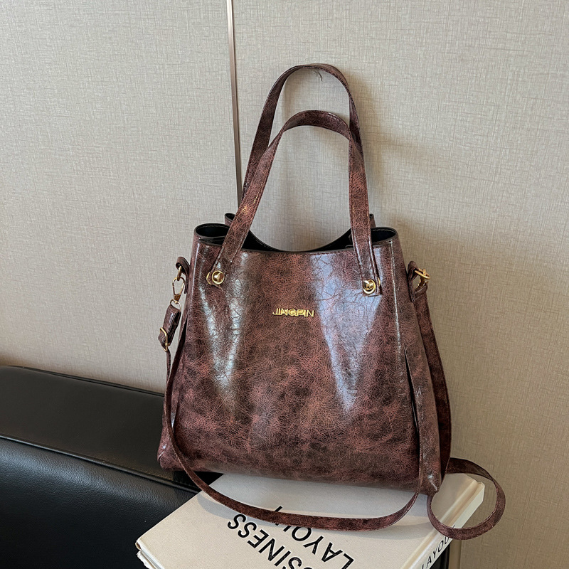 Mochila de moda de cuero suave de gran capacidad 2025, primavera nueva bolsa de hombro de viaje, bolso de mano de cuero retrógrado para mujeres