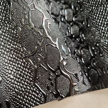 黑色高光亮面蛇纹水晶材料箱包手袋革装饰包装面料蛇麟纹人造革