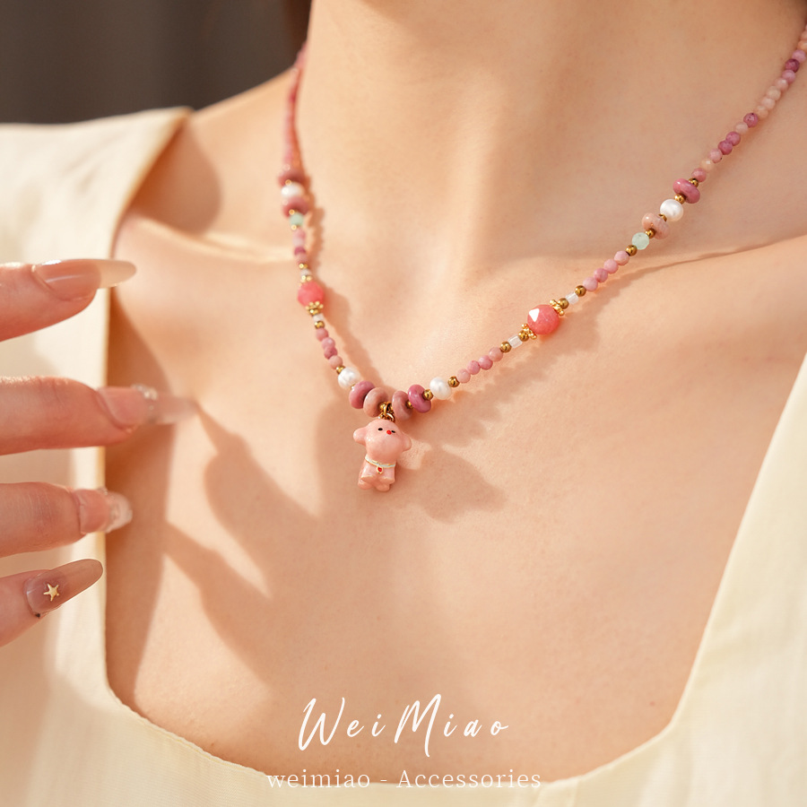 Collar de perlas de cerámica rosada de perros de lujo ligero nicho de alto nivel de sensación de cadena de clavículas conjunto de joyas casuales para mujeres