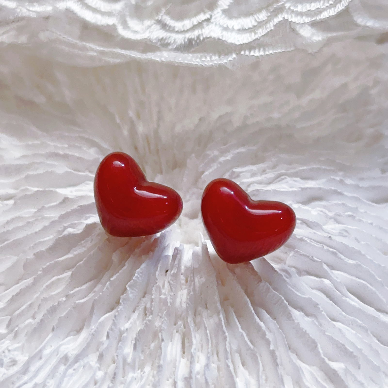 Pendientes de amor rojo dulce temperamento corazón melocotón simple y ligero acrílico de lujo moda transfronteriza accesorios de oreja fría ins