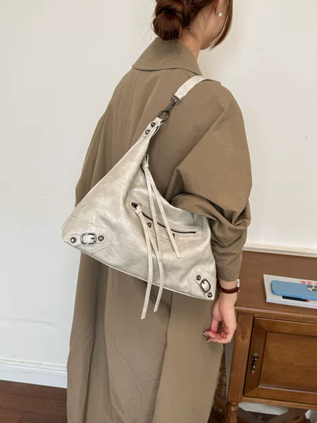 Korean-style niche motorcycle rivet tote bag for women, 2026 new fashion simple and stylish large-capacity shoulder and crossbody bag