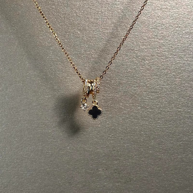 Necklace flower-shaped, simple and elegant design