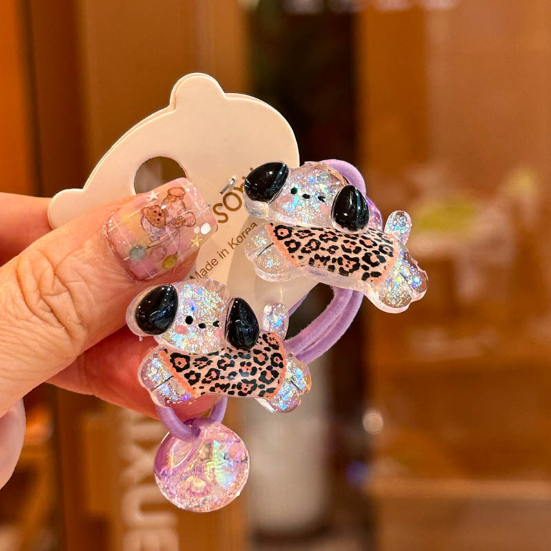 Un par de cachorros estampados en leopardo de dibujos animados