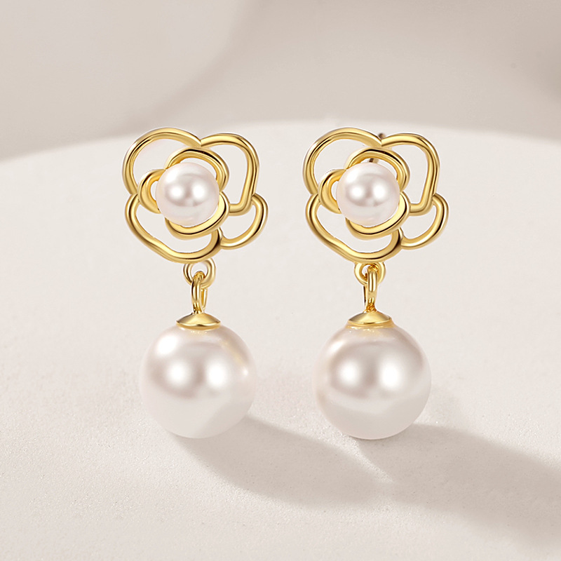 Estilo francés luz de lujo estilo stud pendientes de plata de ley 925 camelia de alto grado sintético perla stud pendientes de temperamento femenino nicho de diseño