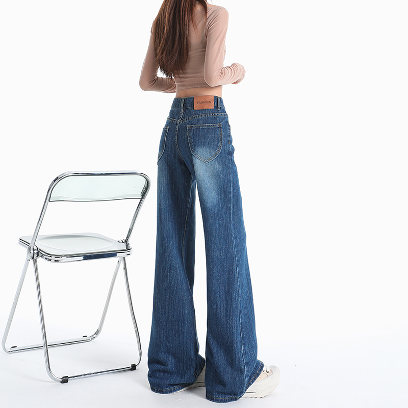 2025年秋季新款中低腰竹节纹微喇叭牛仔裤女直筒不贴腿显瘦喇叭裤