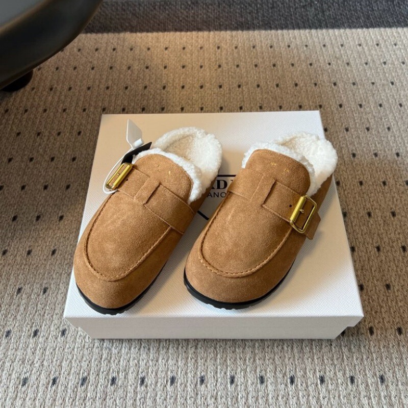 Women's retro mule shoes with a Maillard-style design, lined with fleece, featuring a gold buckle, no heel, and suitable for outdoor wear Women's retro mule shoes with a Maillard-style design, lined with fleece, featuring a gold buckle, no heel, and suitable for outdoor wear