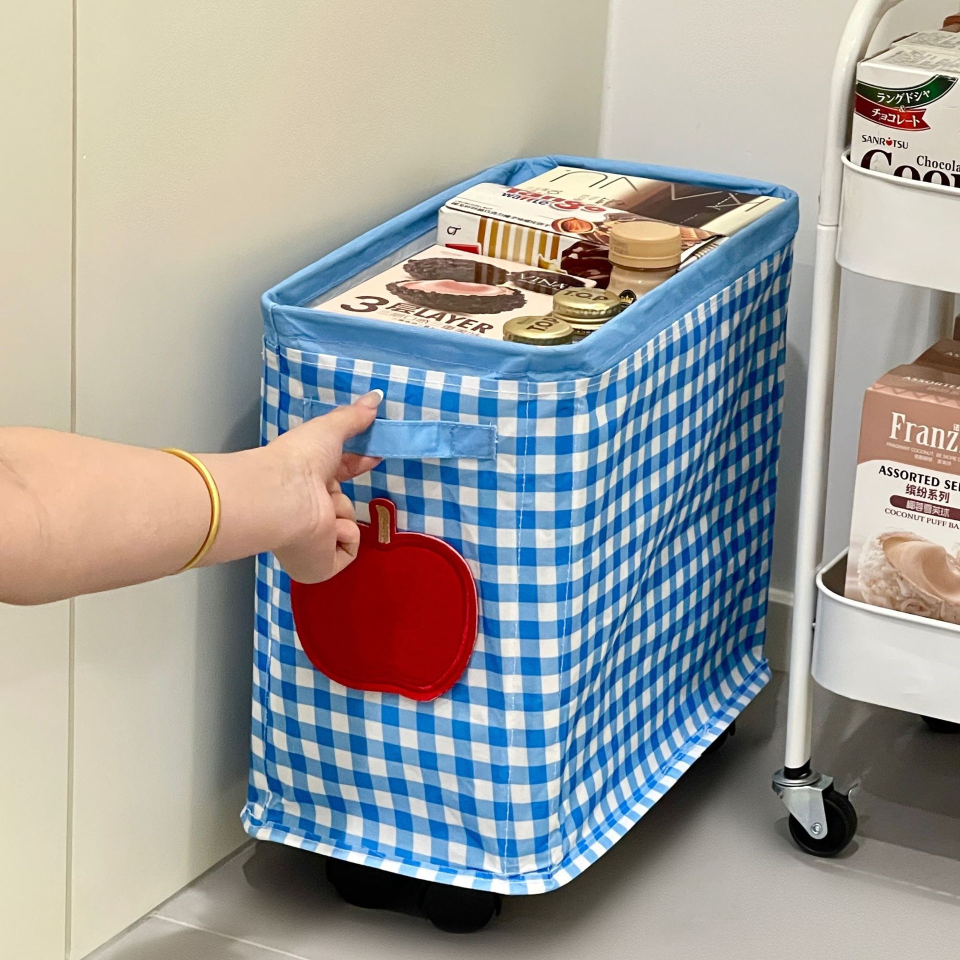 Cesta de almacenamiento debajo de la mesa con ruedas, carro pequeño, estante de almacenamiento, dormitorio, dormitorio, artefacto de ropa, cesto de ropa sucia de hendidura estrecha móvil