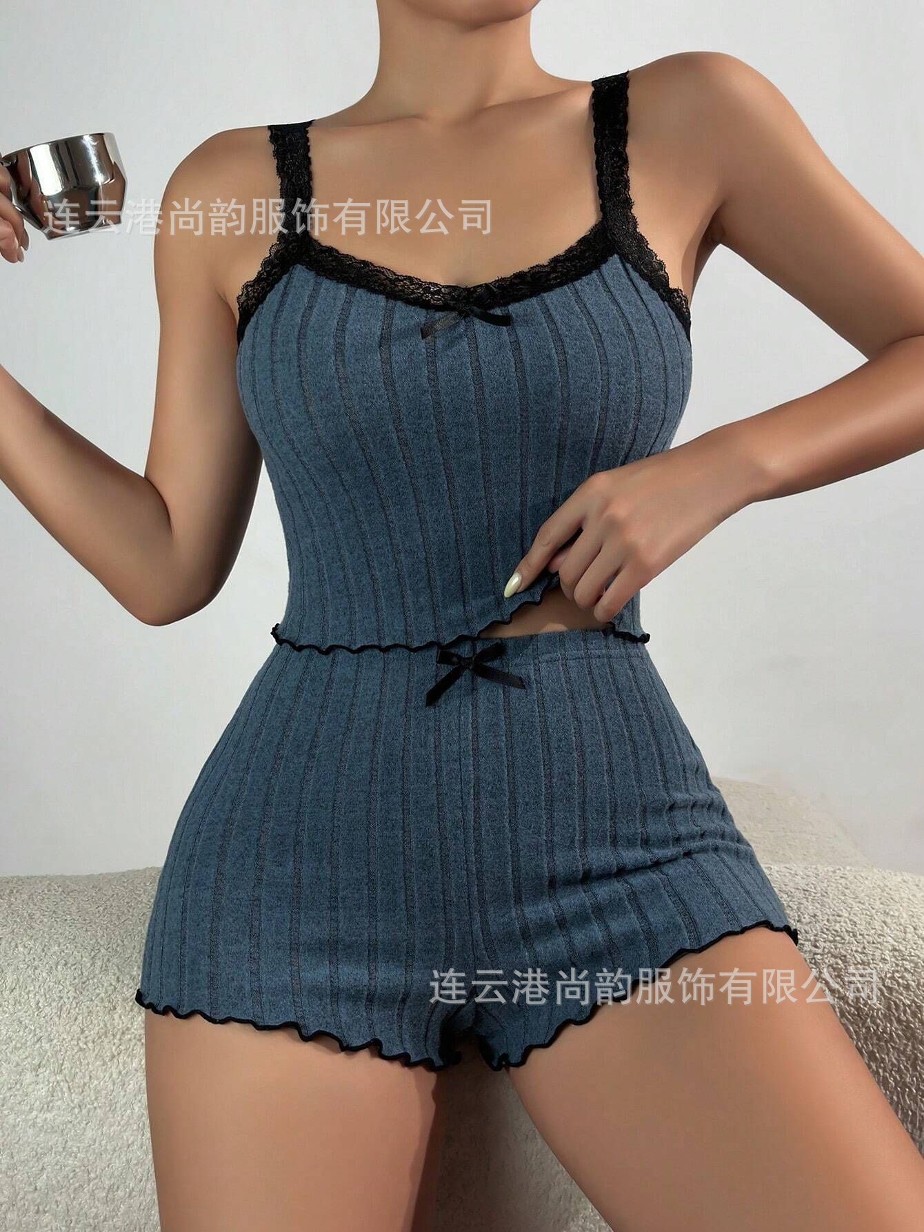 진한 파란색